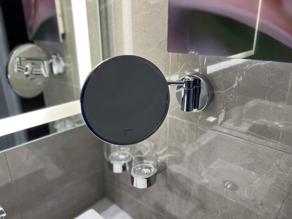 Magnifying mirror