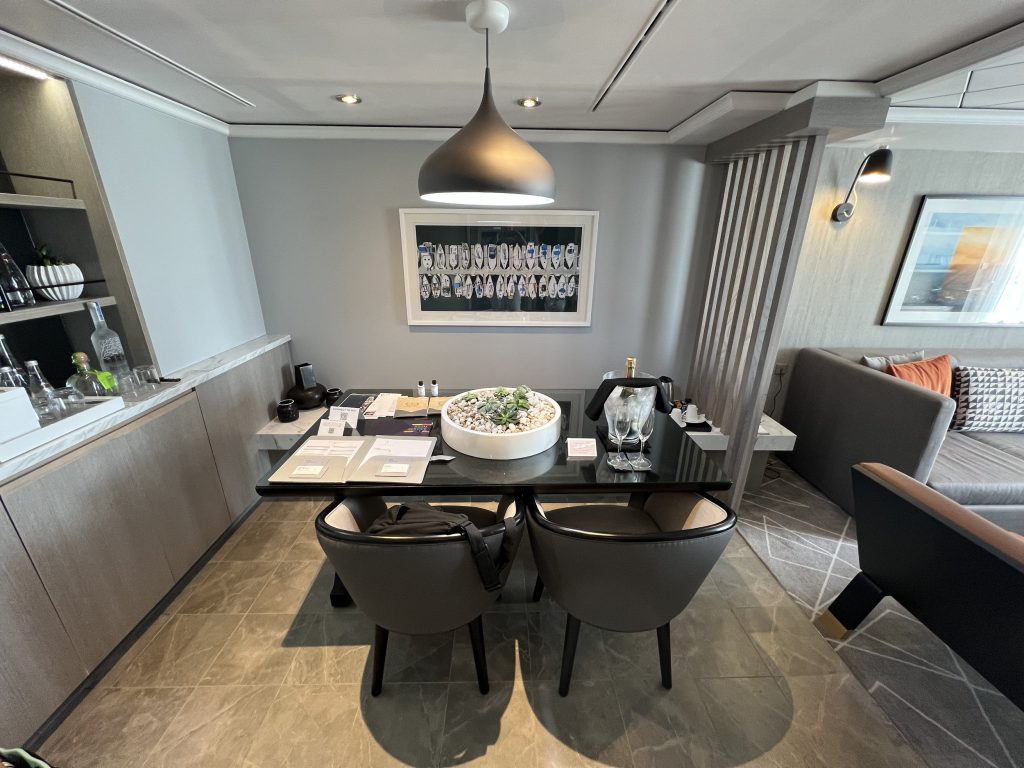 Royalsuitediningroom