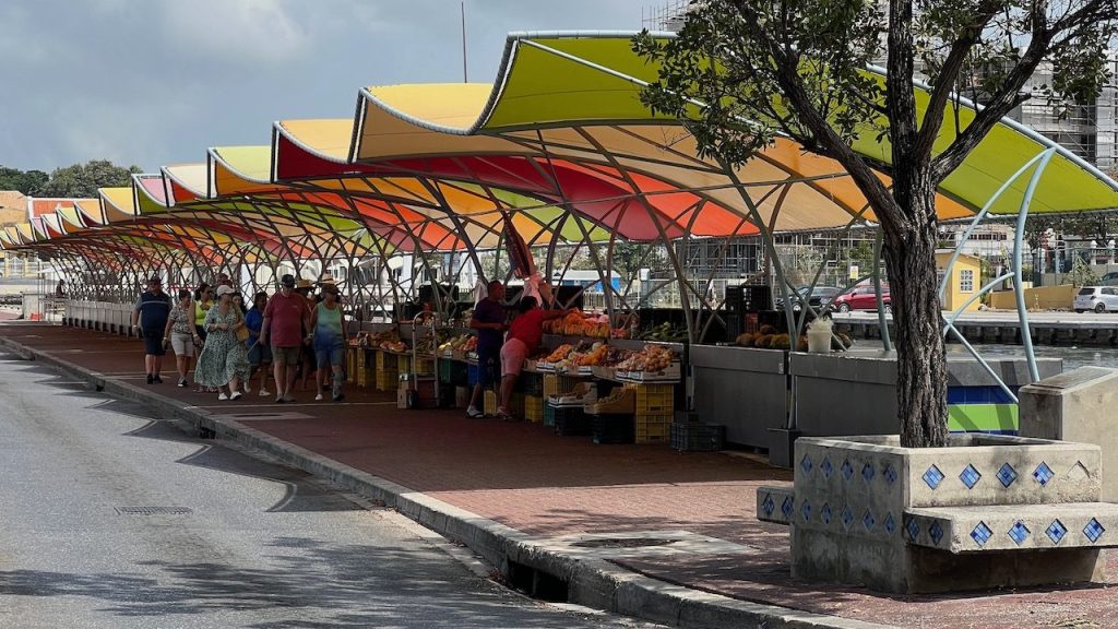 Outdoor market in Willemstad edited