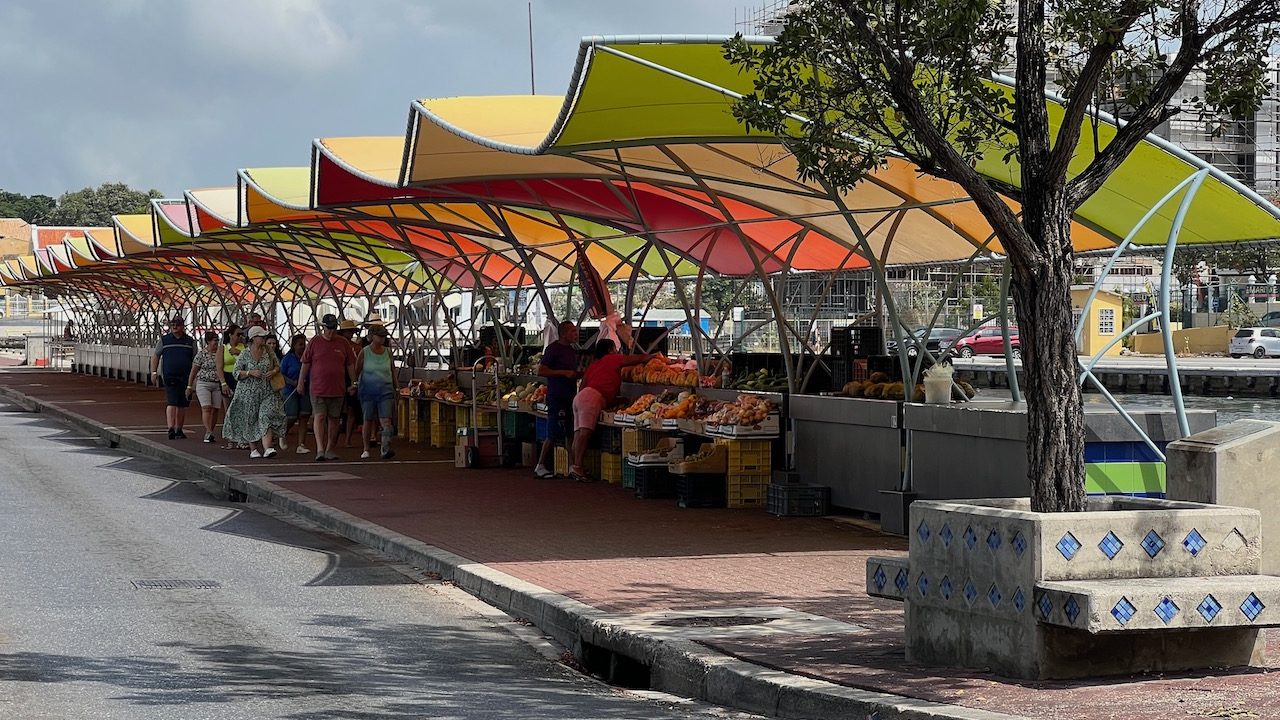 Outdoor market in Willemstad edited