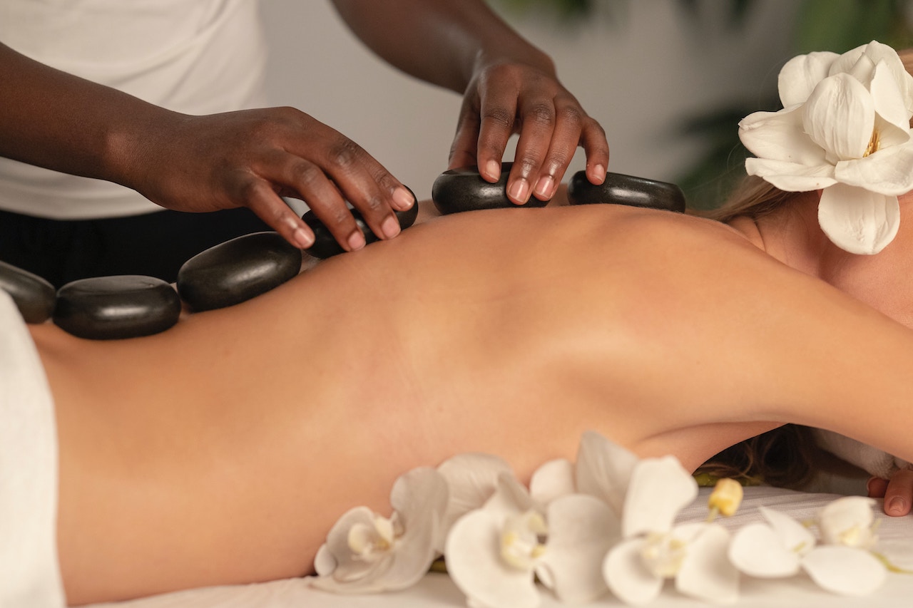 Hot stone massage engin akyurt SMwCQZWayj0 unsplash