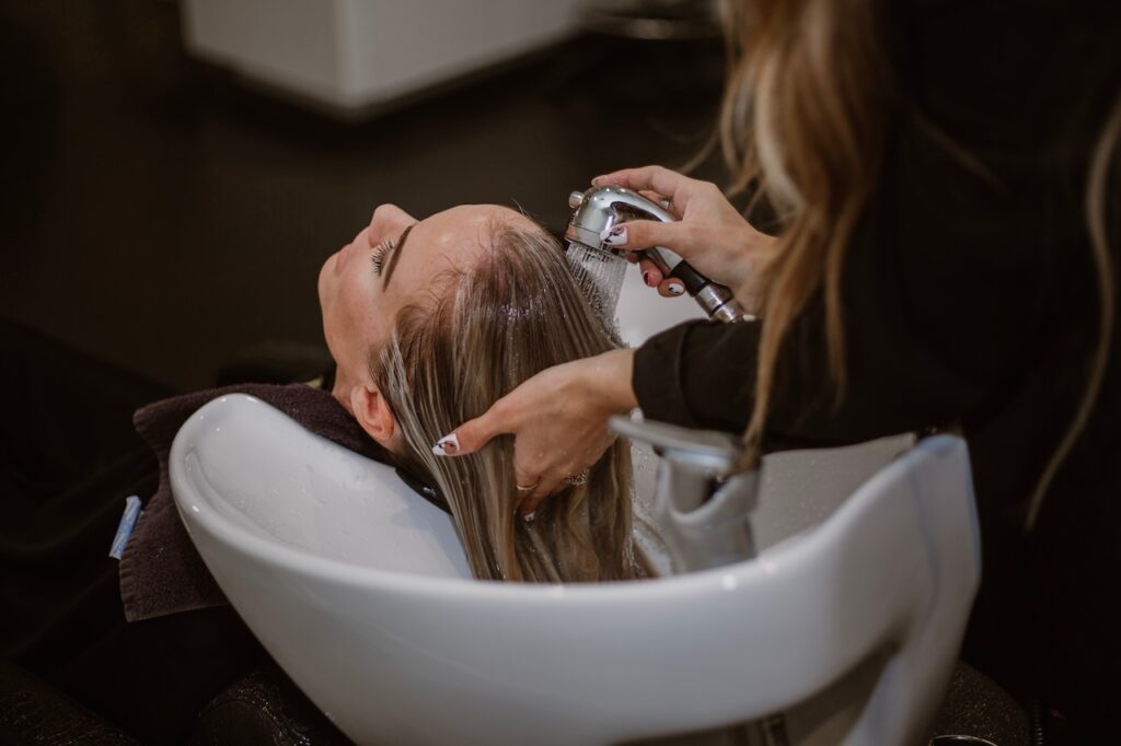 Shampooing lindsay cash Md DhaFsnCQ unsplash