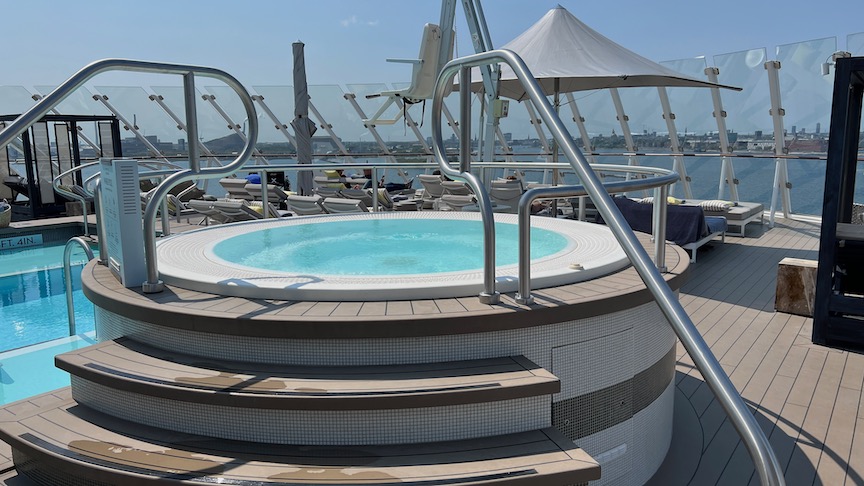 Apex Retreat Sundeck Hot Tub