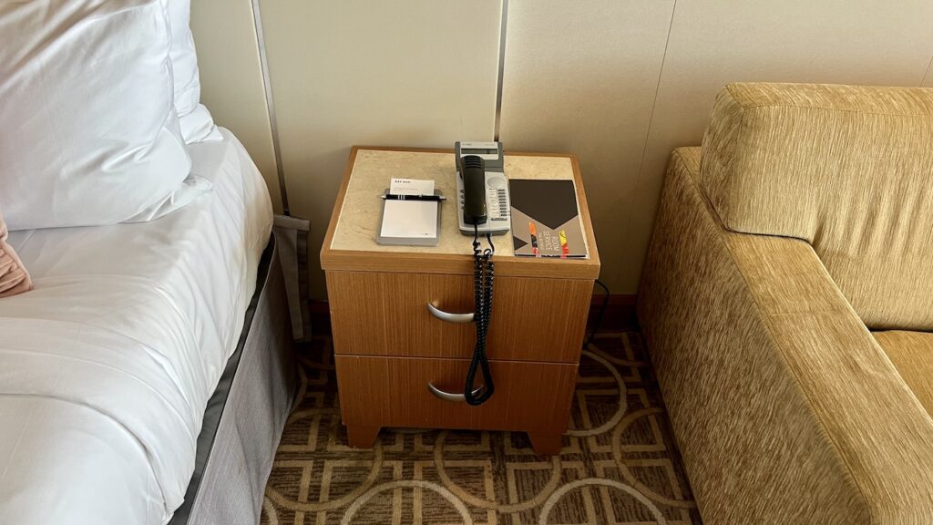 Solstice sky suite right bed table