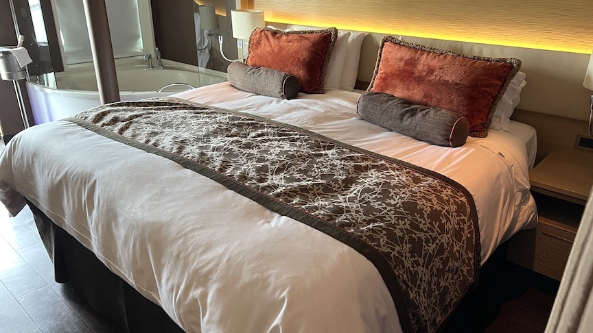 Breakaway cabin bed