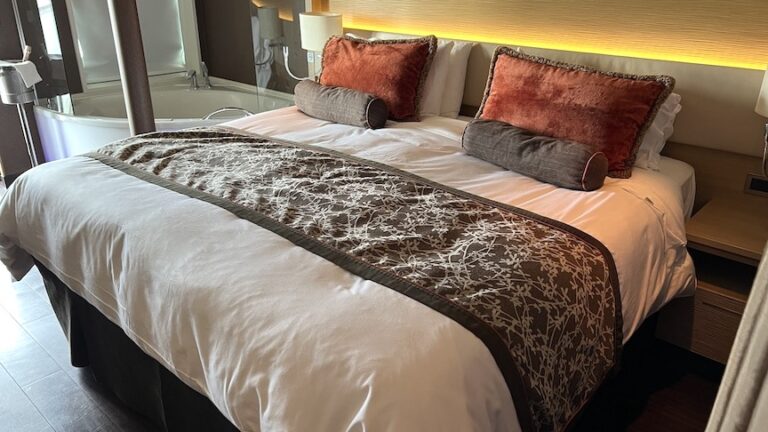 Breakaway spa suite bed