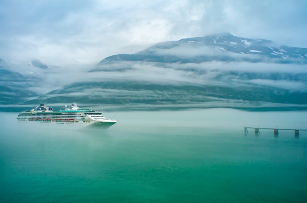 Cruise ship in Skagway robert thiemann nyV8YOotRXI unsplash