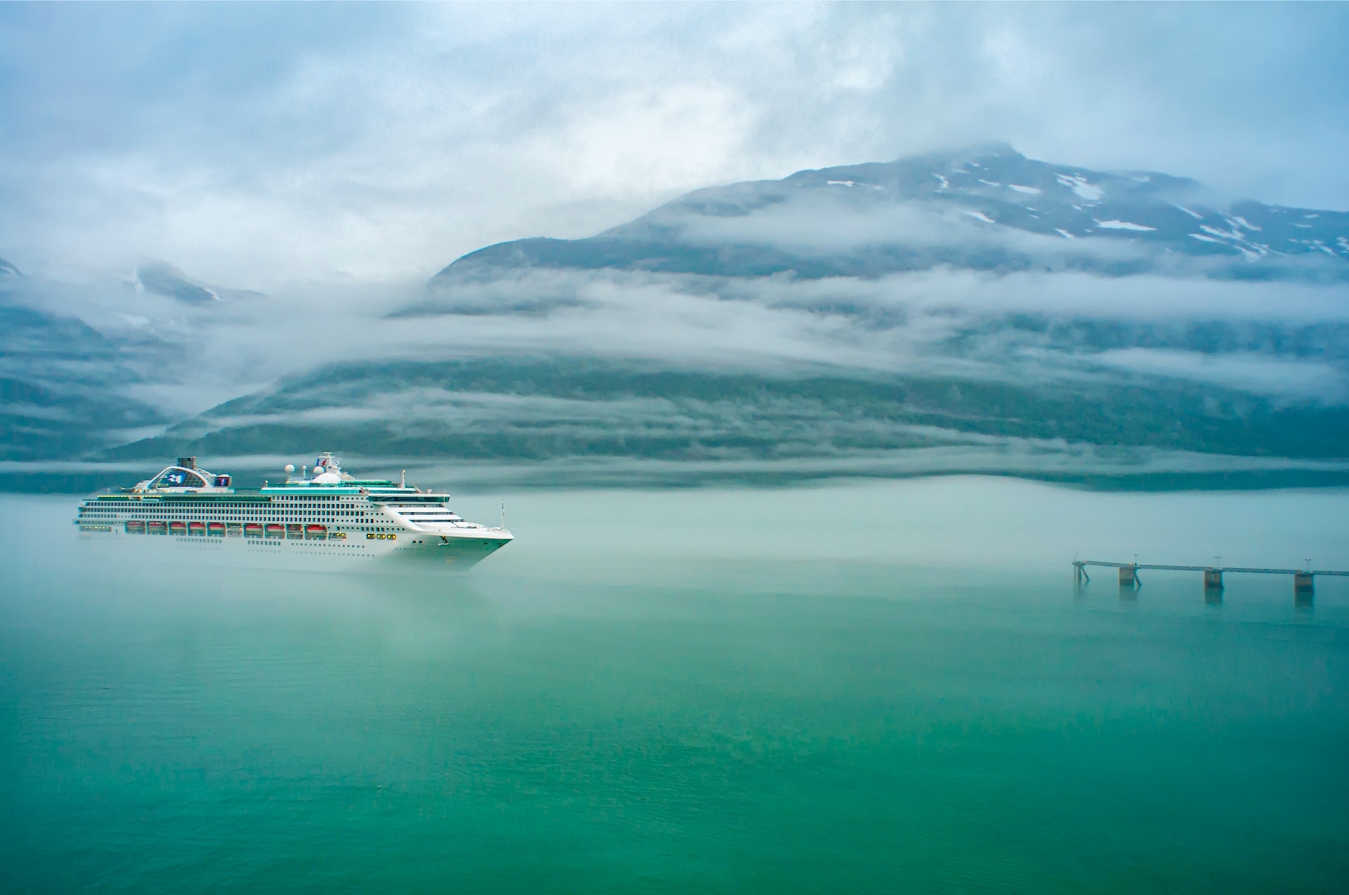 Cruise ship in Skagway robert thiemann nyV8YOotRXI unsplash