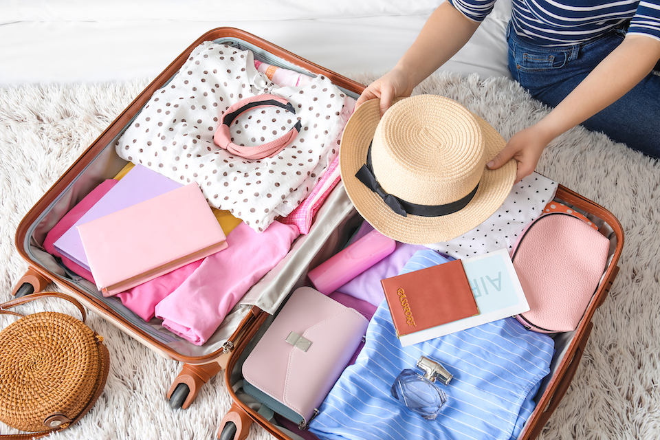 Open suitcase Depositphotos 402653234 L