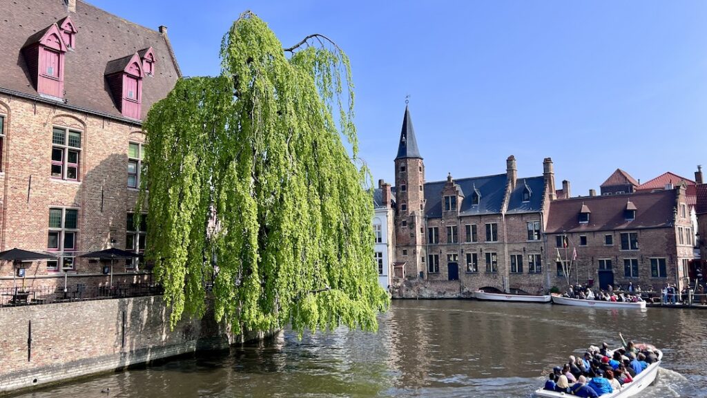 Bruges canal and buildings